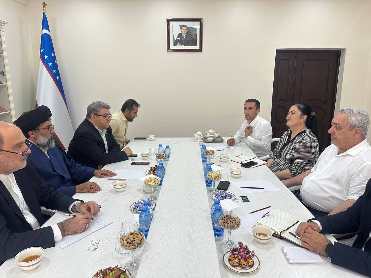 Tarix instituti direktori, akademik Azamat Ziyo Eronning Oston Quds Razaviy majmuasi kutubxonalari, muzeylari va hujjatlash-tirish markazi rahbari doktor Sayyid Jalol Husayniy bilan uchashuvi