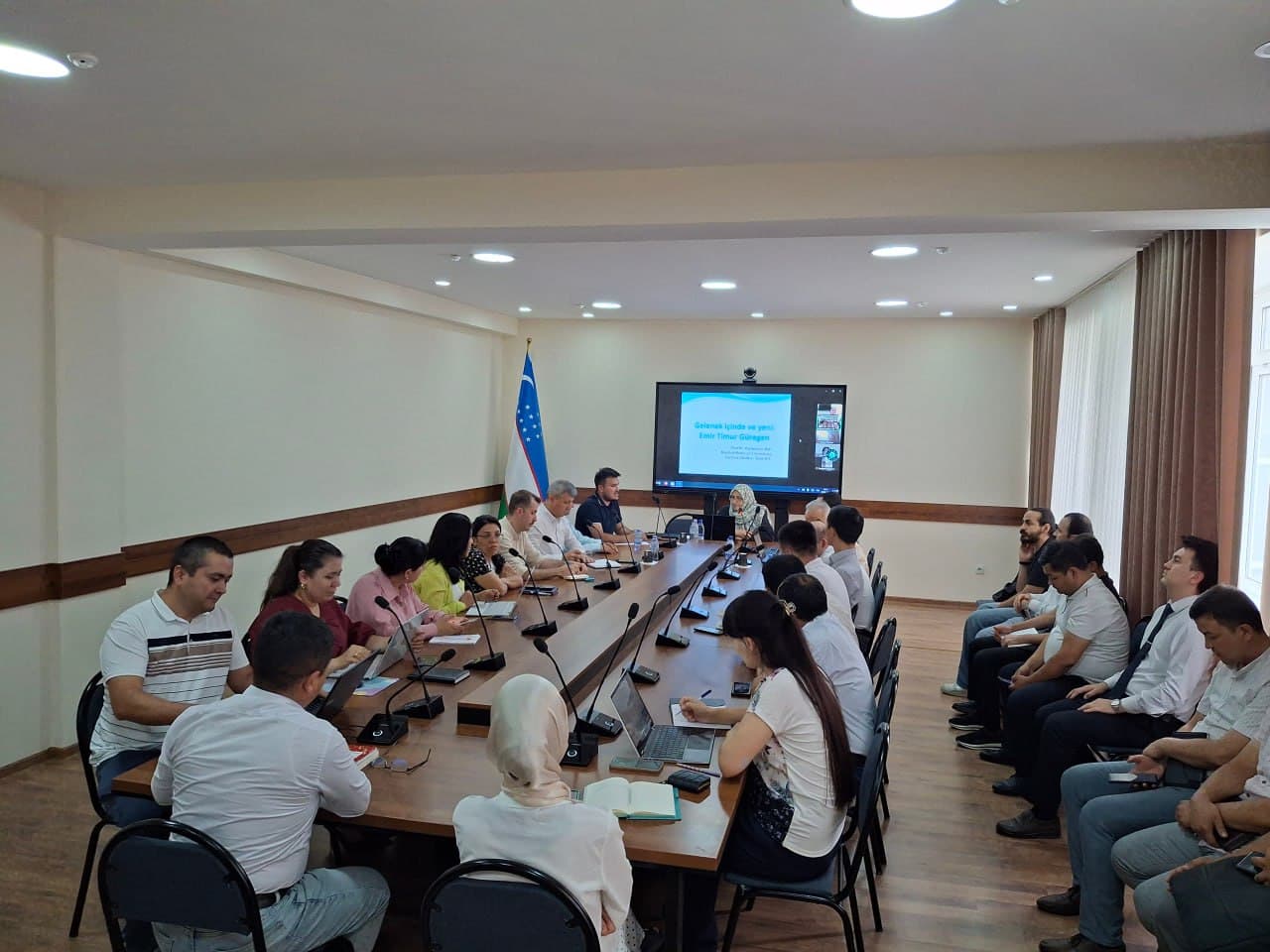 Tarix institutida davra suhbati